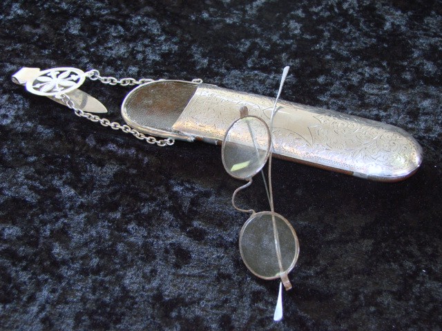 spectacle_chatelaine
